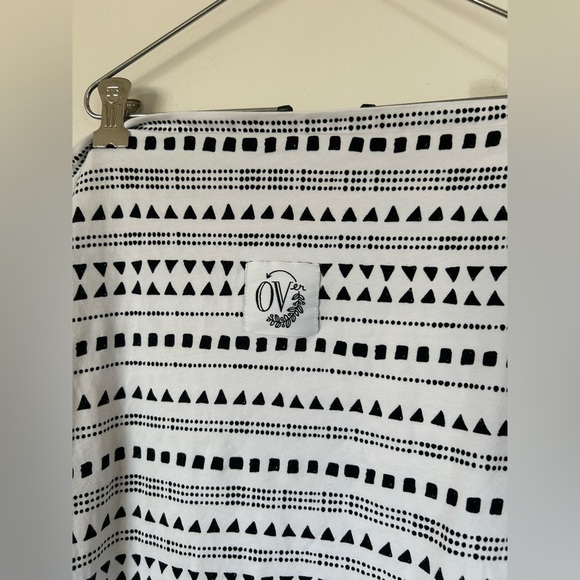 The Over Company Carseat / Nursing Cover Colour: Black / White Graphic Print - Picture 2 of 3
